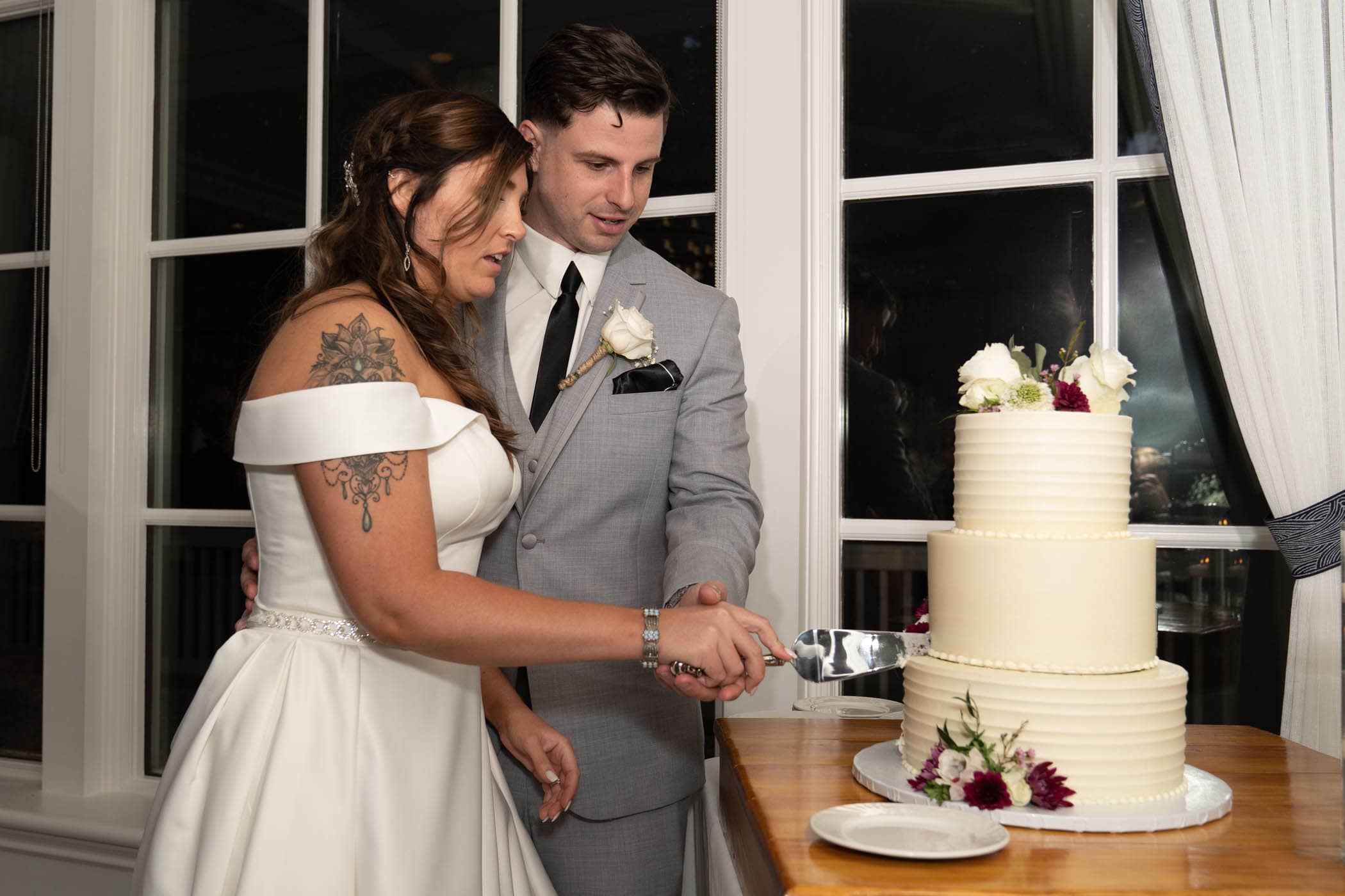 Bride and Groom cutting the cake Dataw Island Club House by Susan DeLoach Photography SC wedding photographers